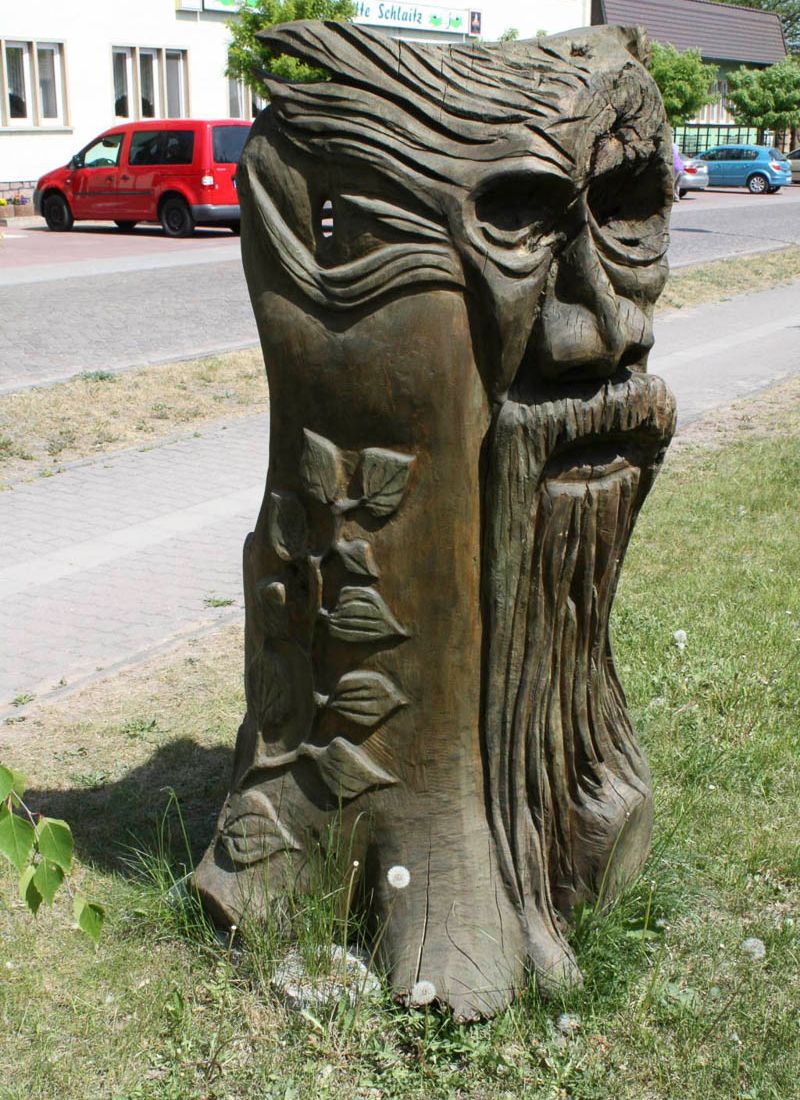 Pfad der Holzskulpturen am Hotel und Landgaststätte Schlaitz - ein Unternehmen der Agrarprodukte aus Schlaitz GmbH in Muldestausee
