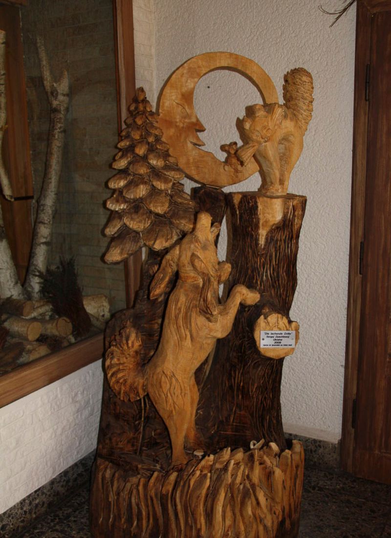 Pfad der Holzskulpturen am Hotel und Landgaststätte Schlaitz - ein Unternehmen der Agrarprodukte aus Schlaitz GmbH in Muldestausee