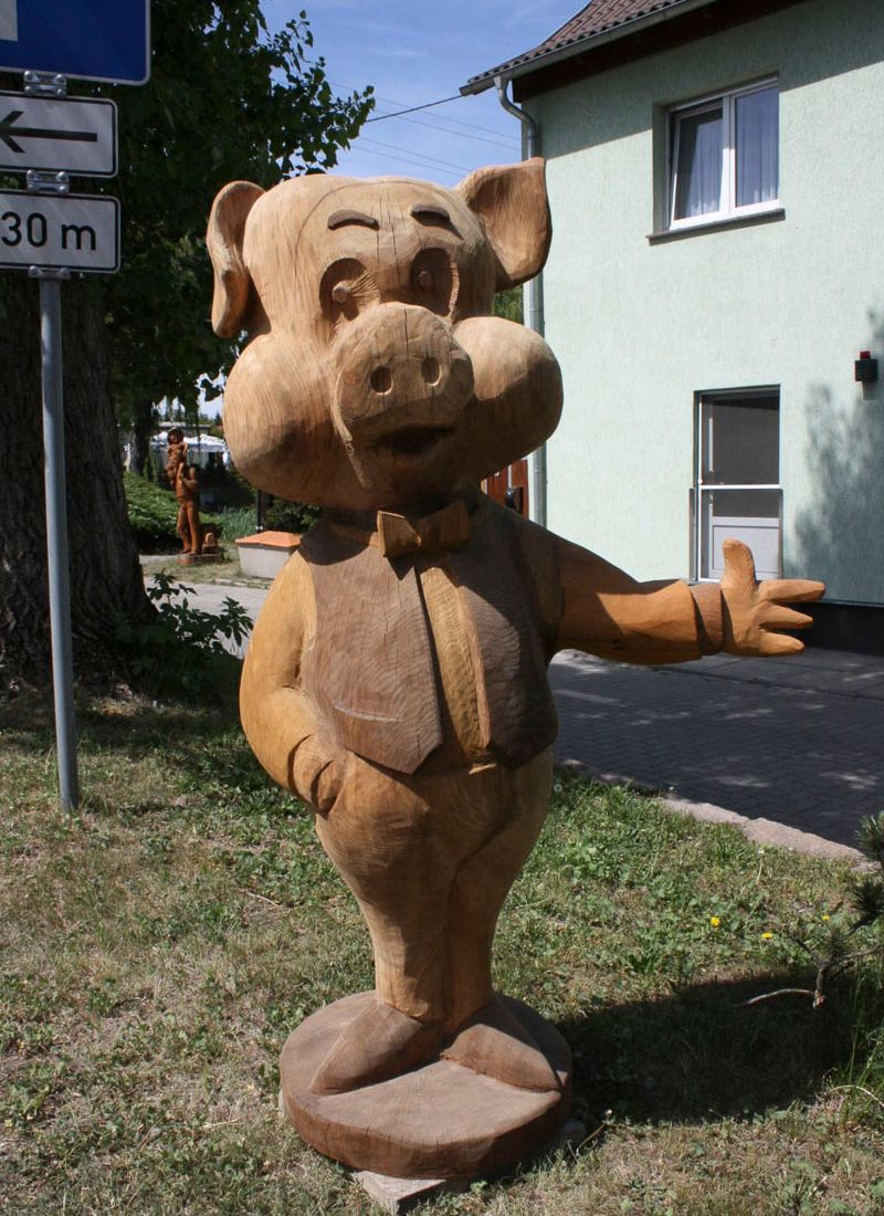 Pfad der Holzskulpturen am Hotel und Landgaststätte Schlaitz - ein Unternehmen der Agrarprodukte aus Schlaitz GmbH in Muldestausee