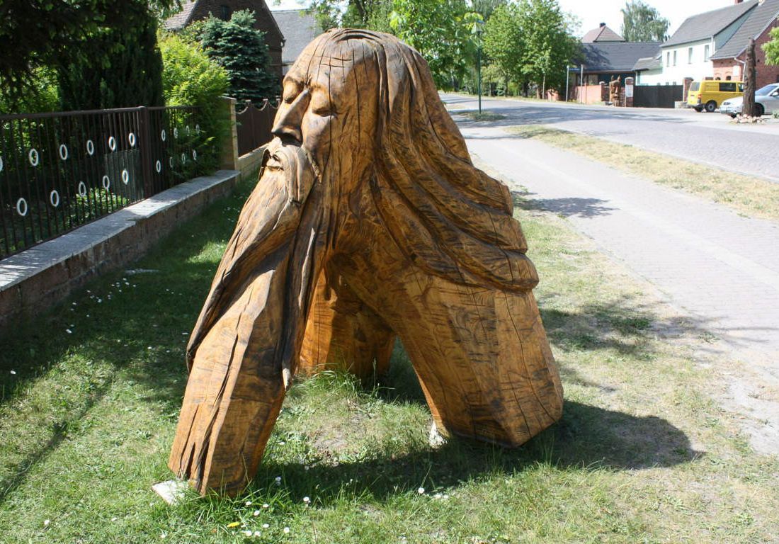 Pfad der Holzskulpturen am Hotel und Landgaststätte Schlaitz - ein Unternehmen der Agrarprodukte aus Schlaitz GmbH in Muldestausee