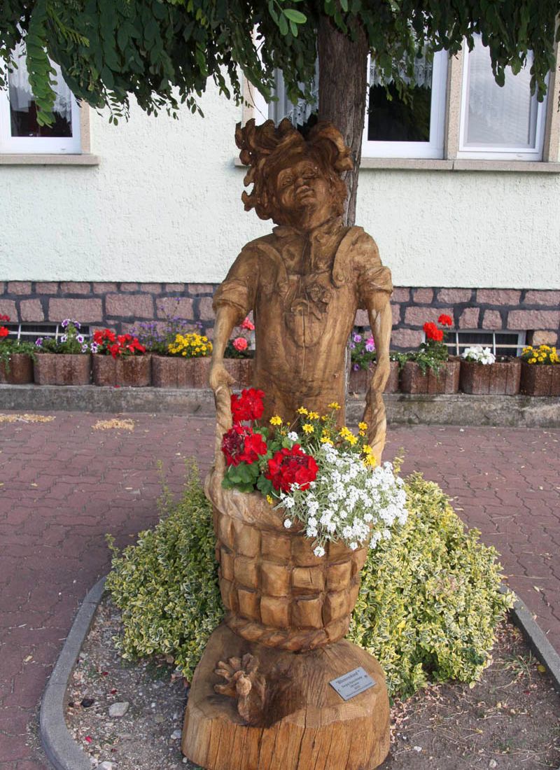 Pfad der Holzskulpturen am Hotel und Landgaststätte Schlaitz - ein Unternehmen der Agrarprodukte aus Schlaitz GmbH in Muldestausee
