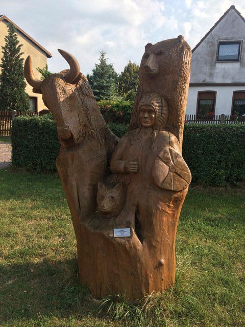 Pfad der Holzskulpturen am Hotel und Landgaststätte Schlaitz - ein Unternehmen der Agrarprodukte aus Schlaitz GmbH in Muldestausee