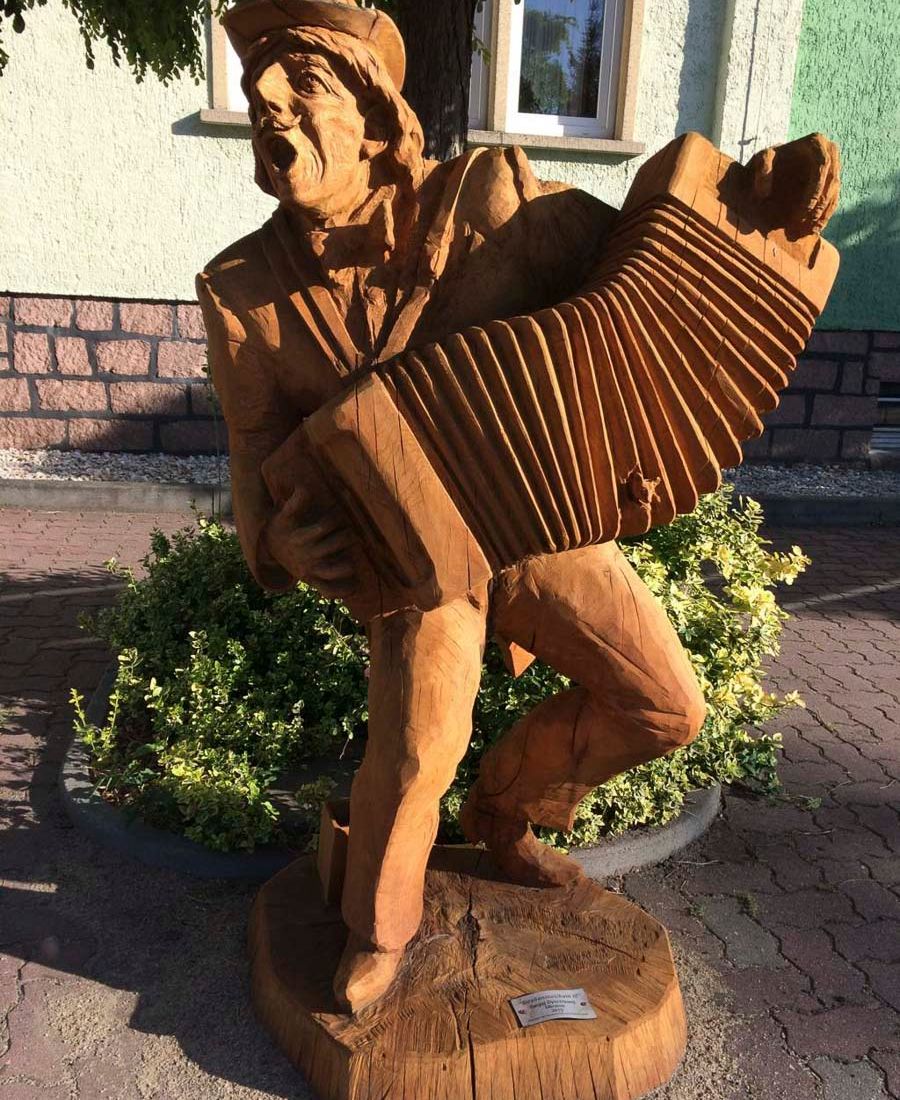 Pfad der Holzskulpturen am Hotel und Landgaststätte Schlaitz - ein Unternehmen der Agrarprodukte aus Schlaitz GmbH in Muldestausee
