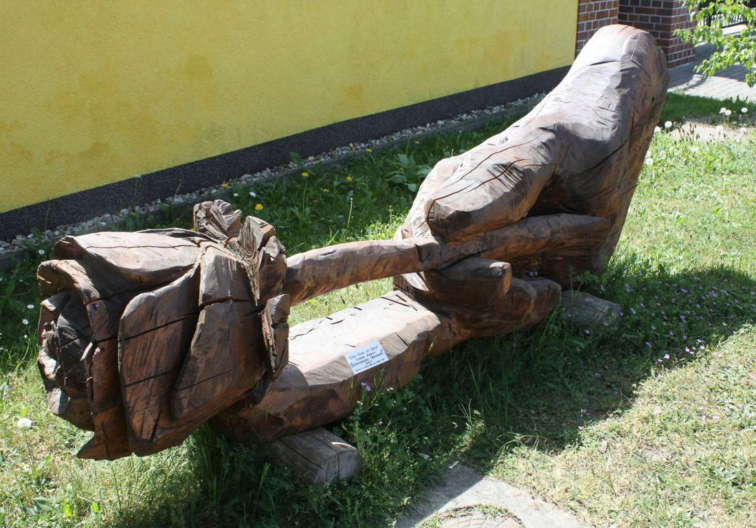 Pfad der Holzskulpturen am Hotel und Landgaststätte Schlaitz - ein Unternehmen der Agrarprodukte aus Schlaitz GmbH in Muldestausee