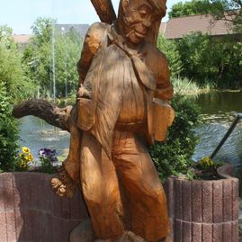 Pfad der Holzskulpturen am Hotel und Landgaststätte Schlaitz - ein Unternehmen der Agrarprodukte aus Schlaitz GmbH in Muldestausee