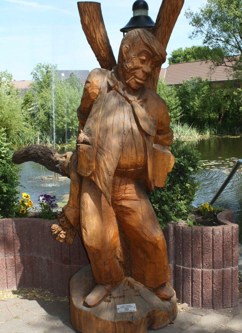 Pfad der Holzskulpturen am Hotel und Landgaststätte Schlaitz - ein Unternehmen der Agrarprodukte aus Schlaitz GmbH in Muldestausee