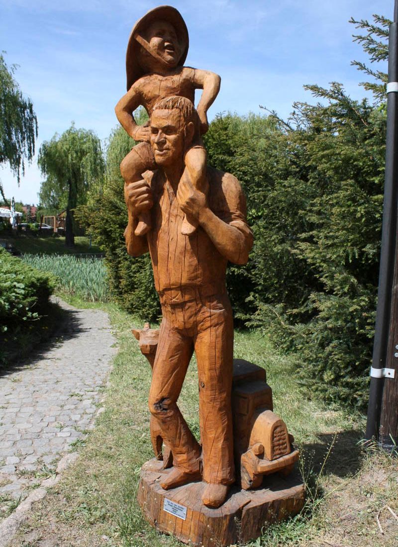 Pfad der Holzskulpturen am Hotel und Landgaststätte Schlaitz - ein Unternehmen der Agrarprodukte aus Schlaitz GmbH in Muldestausee
