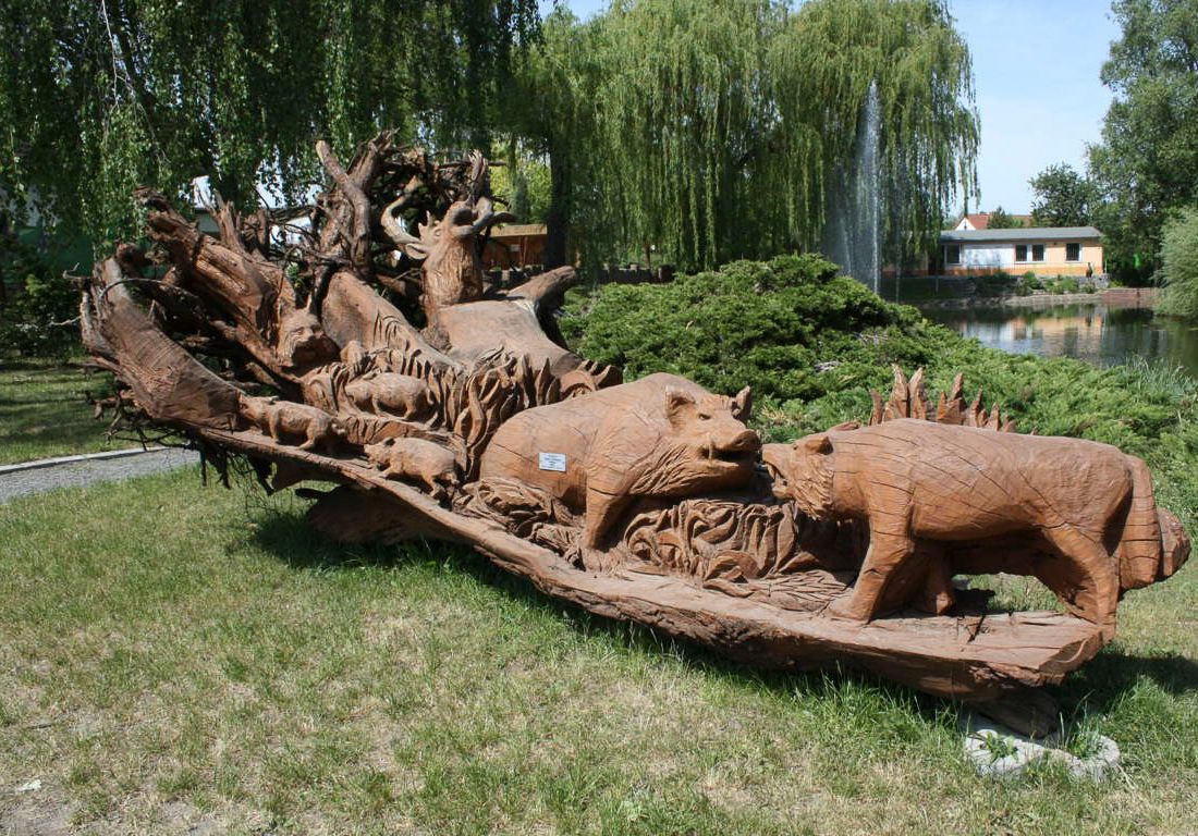 Pfad der Holzskulpturen am Hotel und Landgaststätte Schlaitz - ein Unternehmen der Agrarprodukte aus Schlaitz GmbH in Muldestausee