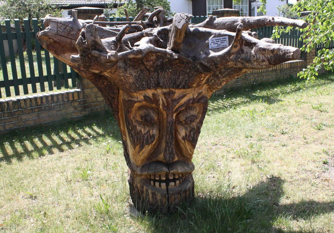 Pfad der Holzskulpturen am Hotel und Landgaststätte Schlaitz - ein Unternehmen der Agrarprodukte aus Schlaitz GmbH in Muldestausee
