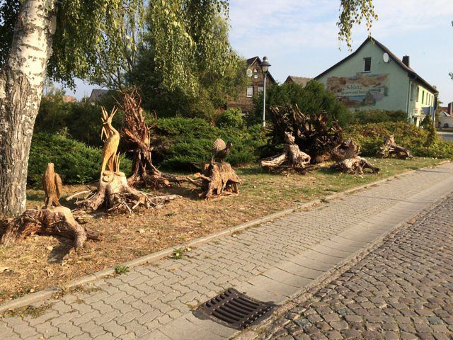 Pfad der Holzskulpturen am Hotel und Landgaststätte Schlaitz - ein Unternehmen der Agrarprodukte aus Schlaitz GmbH in Muldestausee