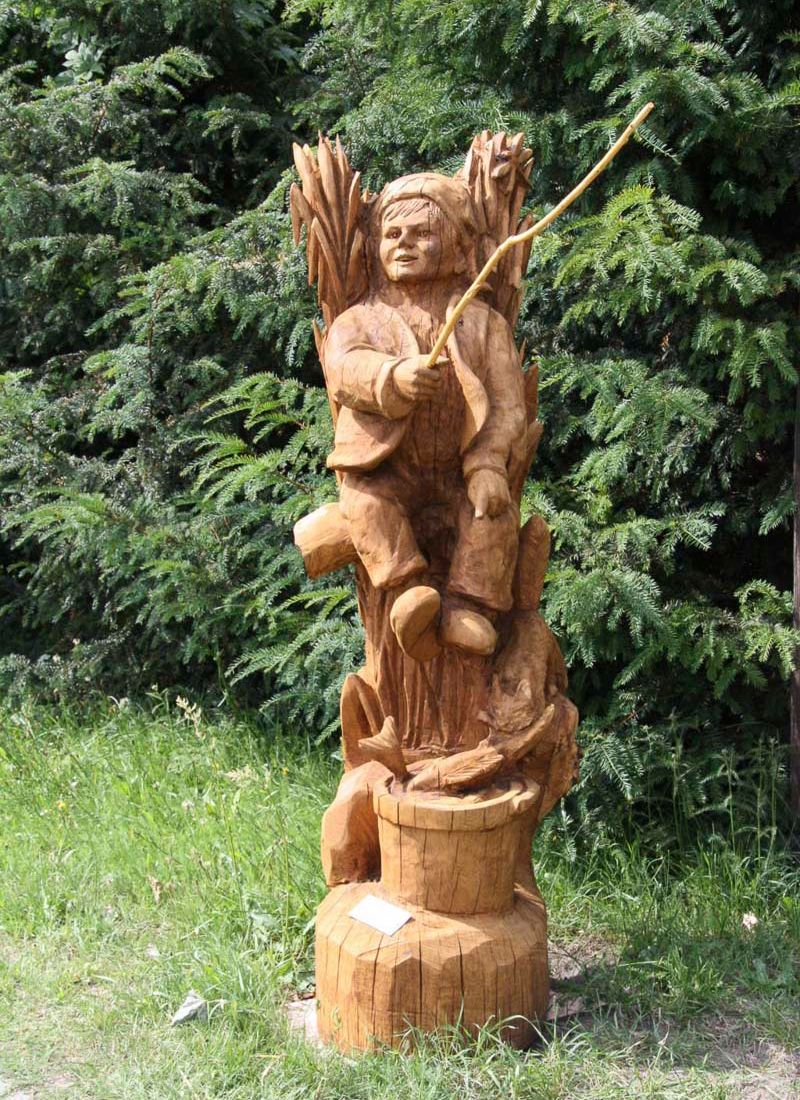 Pfad der Holzskulpturen am Hotel und Landgaststätte Schlaitz - ein Unternehmen der Agrarprodukte aus Schlaitz GmbH in Muldestausee