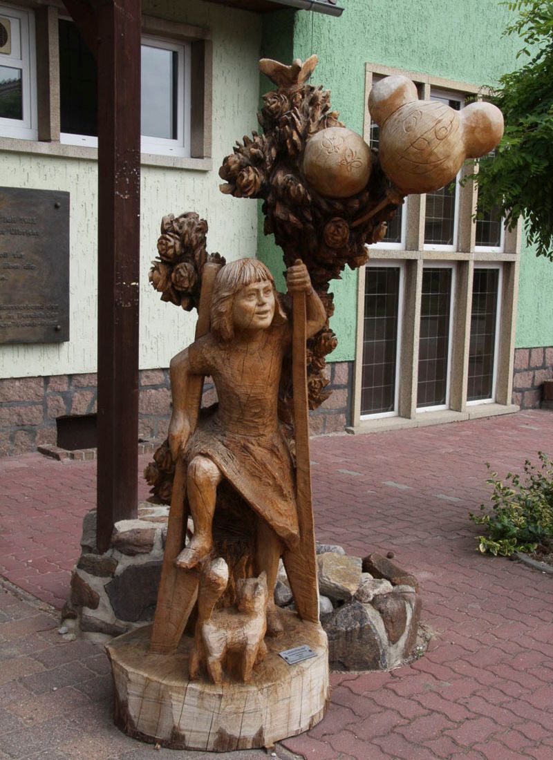 Pfad der Holzskulpturen am Hotel und Landgaststätte Schlaitz - ein Unternehmen der Agrarprodukte aus Schlaitz GmbH in Muldestausee