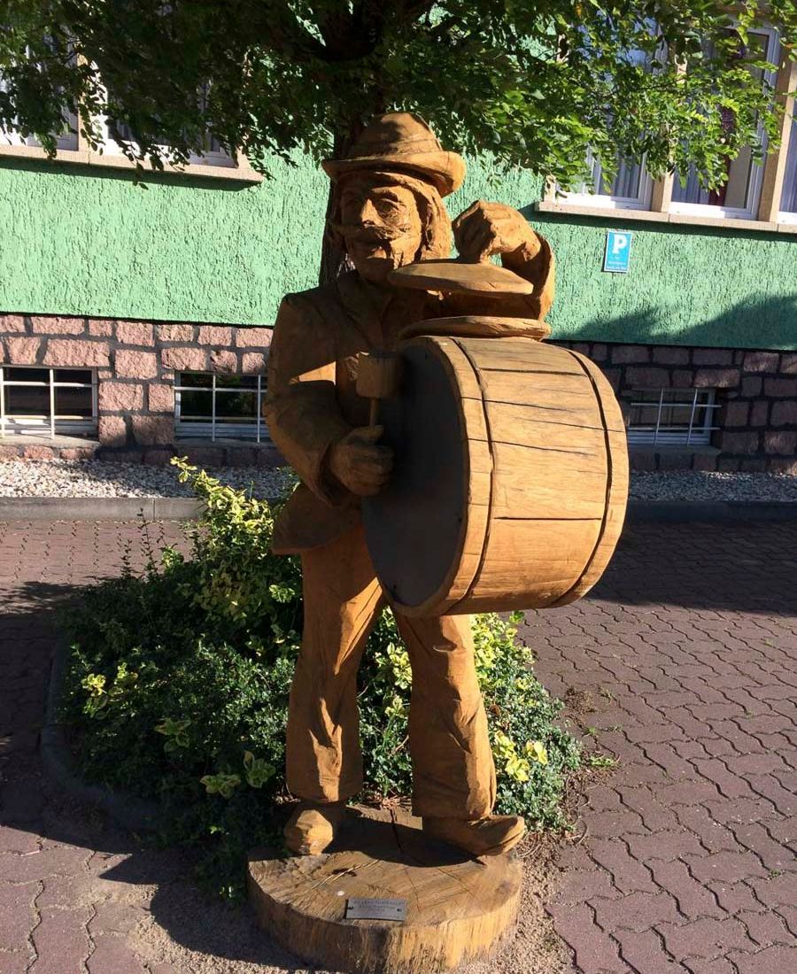 Pfad der Holzskulpturen am Hotel und Landgaststätte Schlaitz - ein Unternehmen der Agrarprodukte aus Schlaitz GmbH in Muldestausee