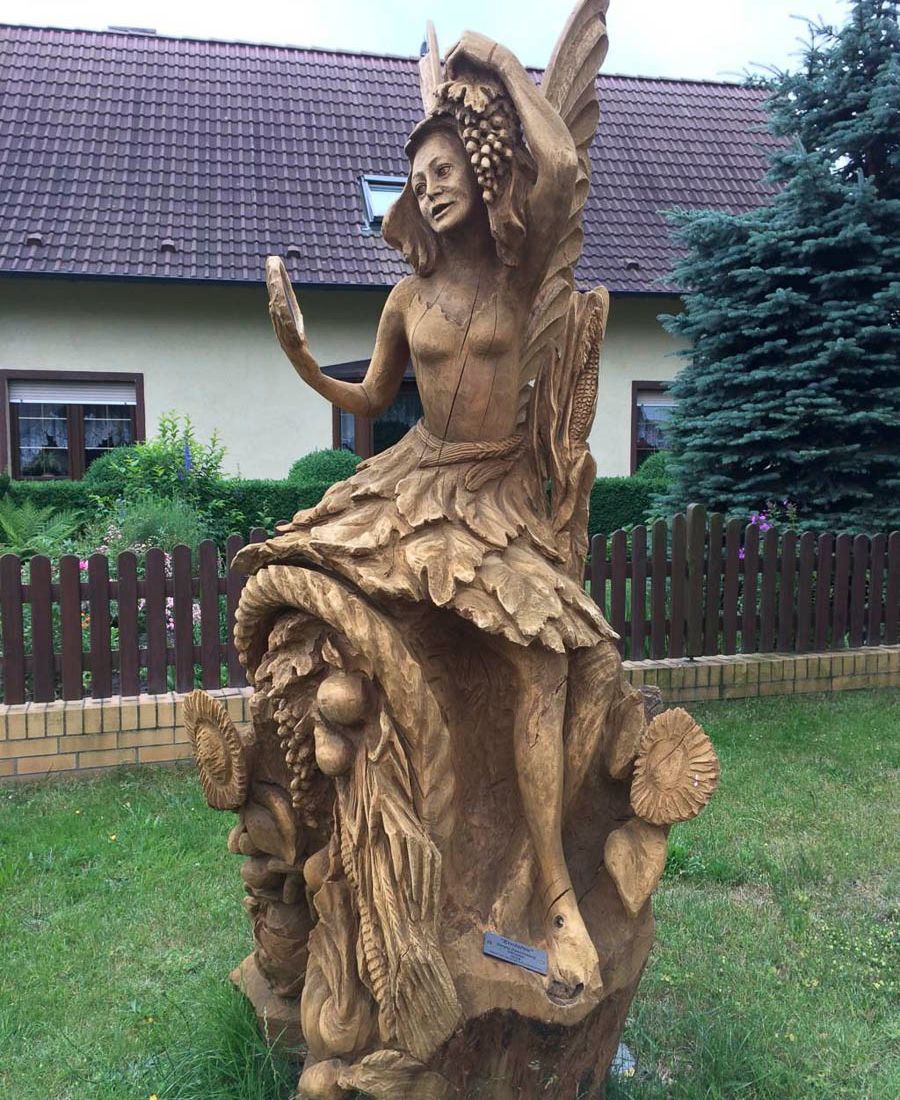 Pfad der Holzskulpturen am Hotel und Landgaststätte Schlaitz - ein Unternehmen der Agrarprodukte aus Schlaitz GmbH in Muldestausee