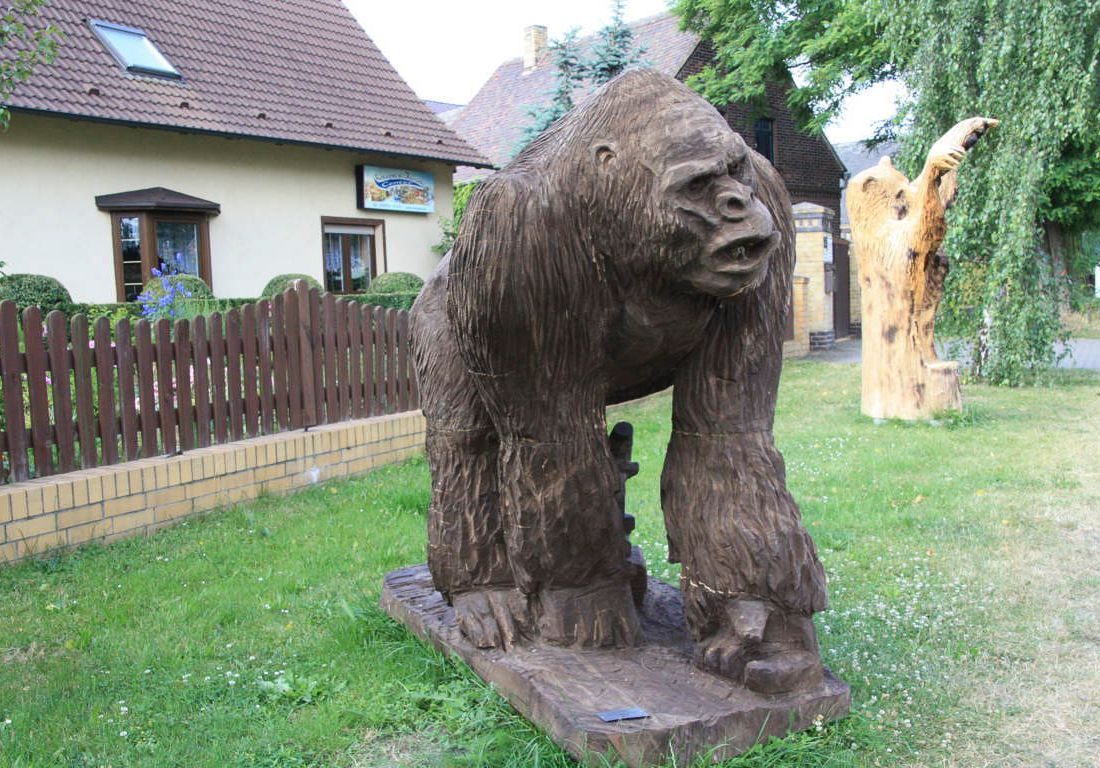 Pfad der Holzskulpturen am Hotel und Landgaststätte Schlaitz - ein Unternehmen der Agrarprodukte aus Schlaitz GmbH in Muldestausee