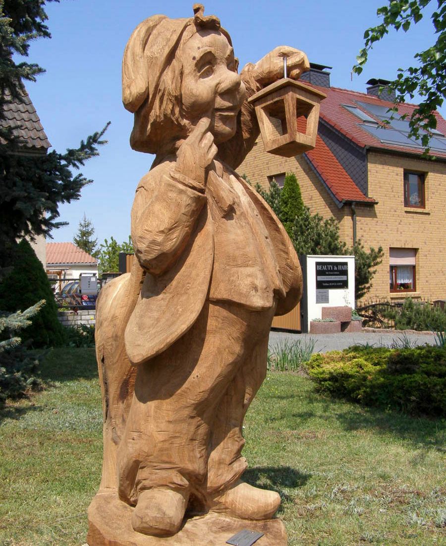 Pfad der Holzskulpturen am Hotel und Landgaststätte Schlaitz - ein Unternehmen der Agrarprodukte aus Schlaitz GmbH in Muldestausee