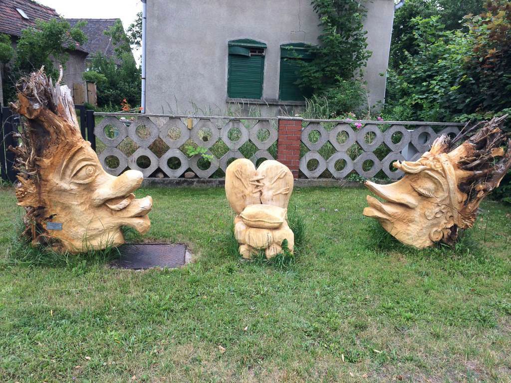 Pfad der Holzskulpturen am Hotel und Landgaststätte Schlaitz - ein Unternehmen der Agrarprodukte aus Schlaitz GmbH in Muldestausee